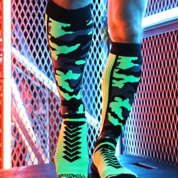 Neo Camo Magas Zokni – fekete-zöld neon stílusban
